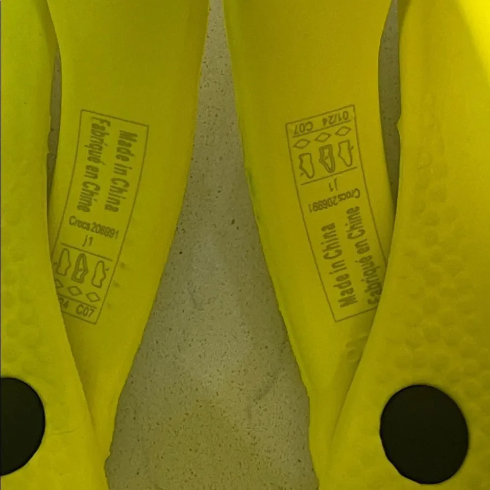 Crocs Classic Clog Size Junior 1, Acidity, Bright Neon Yellow Style # 206991